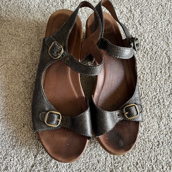 Dansko Size 40 Pewter Leather Joanie Strappy Wedge Slingback Sandals - Picture 3 of 7